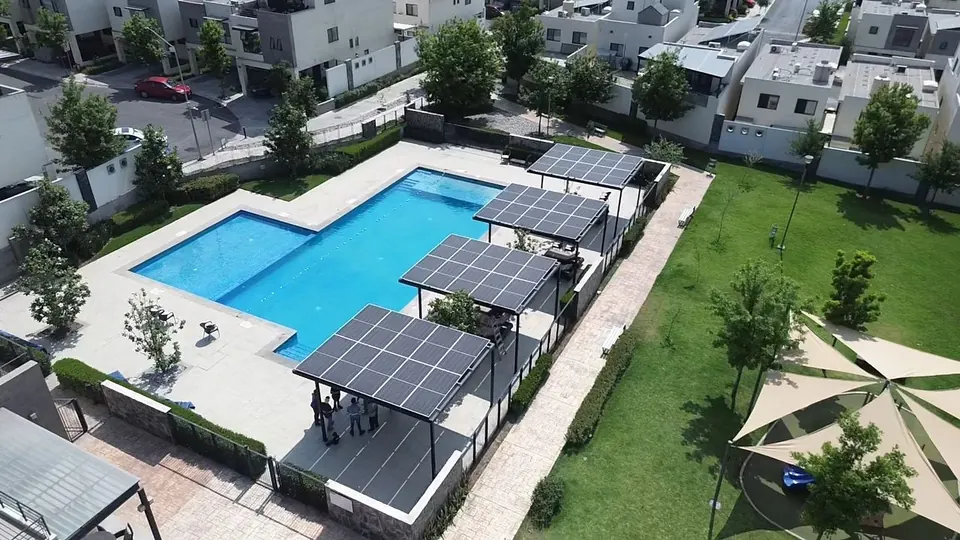 Pérgolas solares junto a una alberca