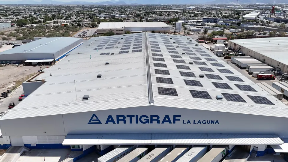 Nave industrial de ARTIGRAF con sistema solar en el techo