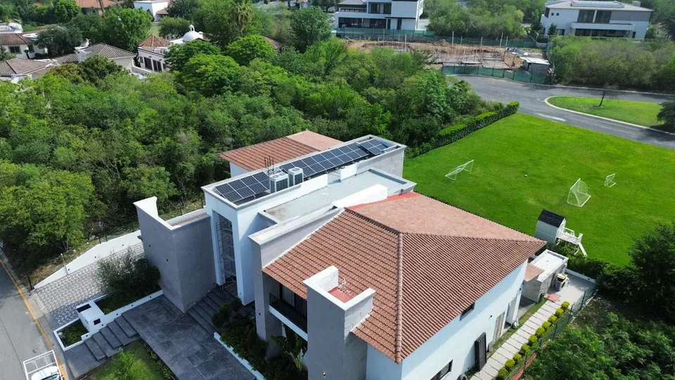 Casa con paneles solares, vista aérea
