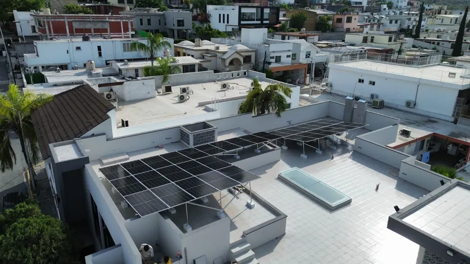Paneles solares sobre estructura elevada en la terraza de una azotea