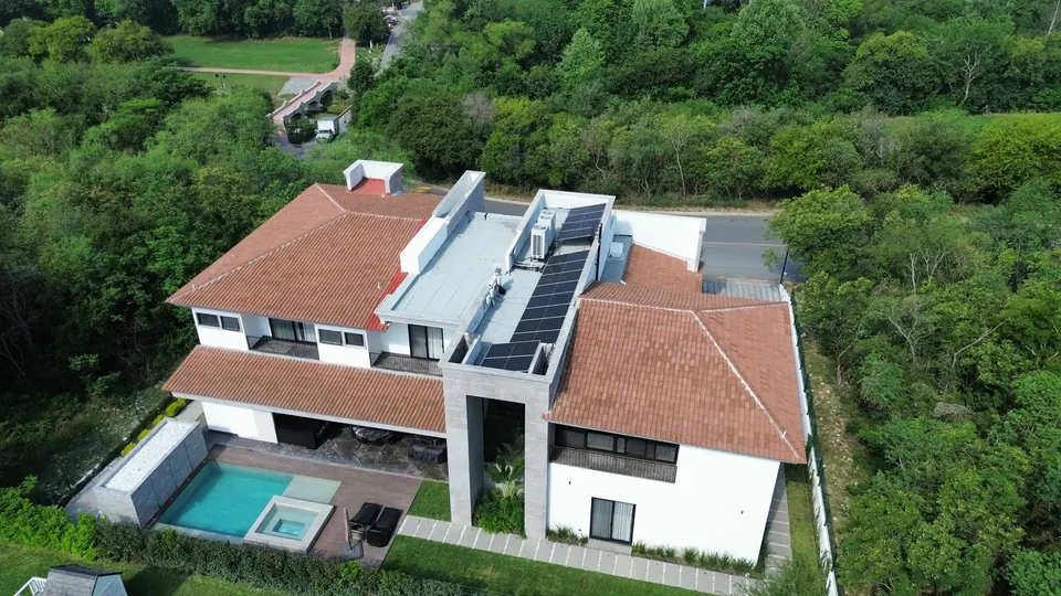 Casa con paneles solares, vista aérea