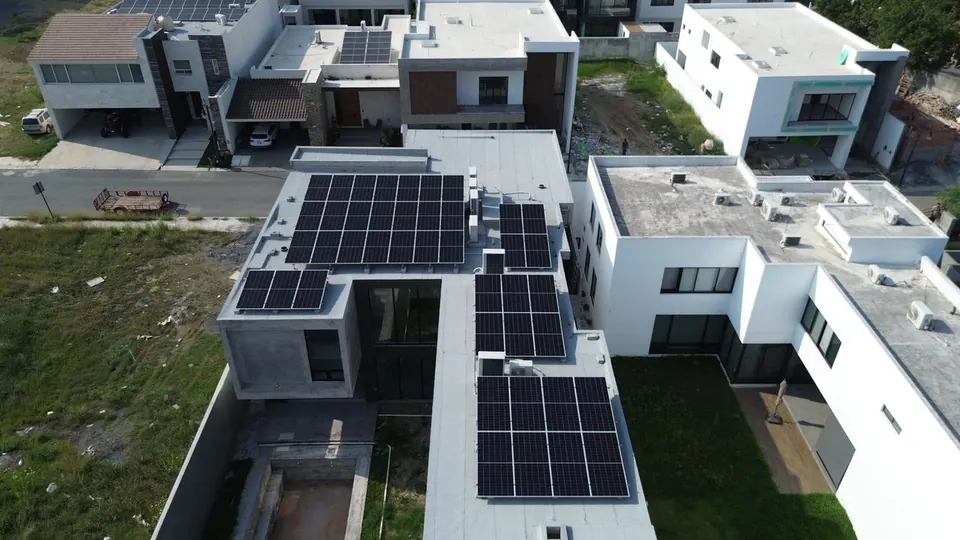 Casa con 43 paneles solares instalados por Cleangy, vista aérea