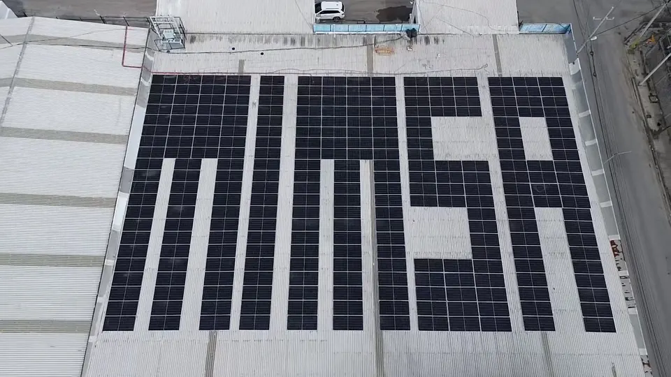Techo de nave industrial con paneles solares formando el logotipo MIMSA