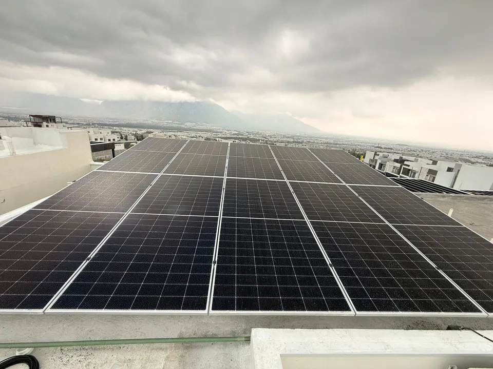 Nave industrial grande con paneles solares