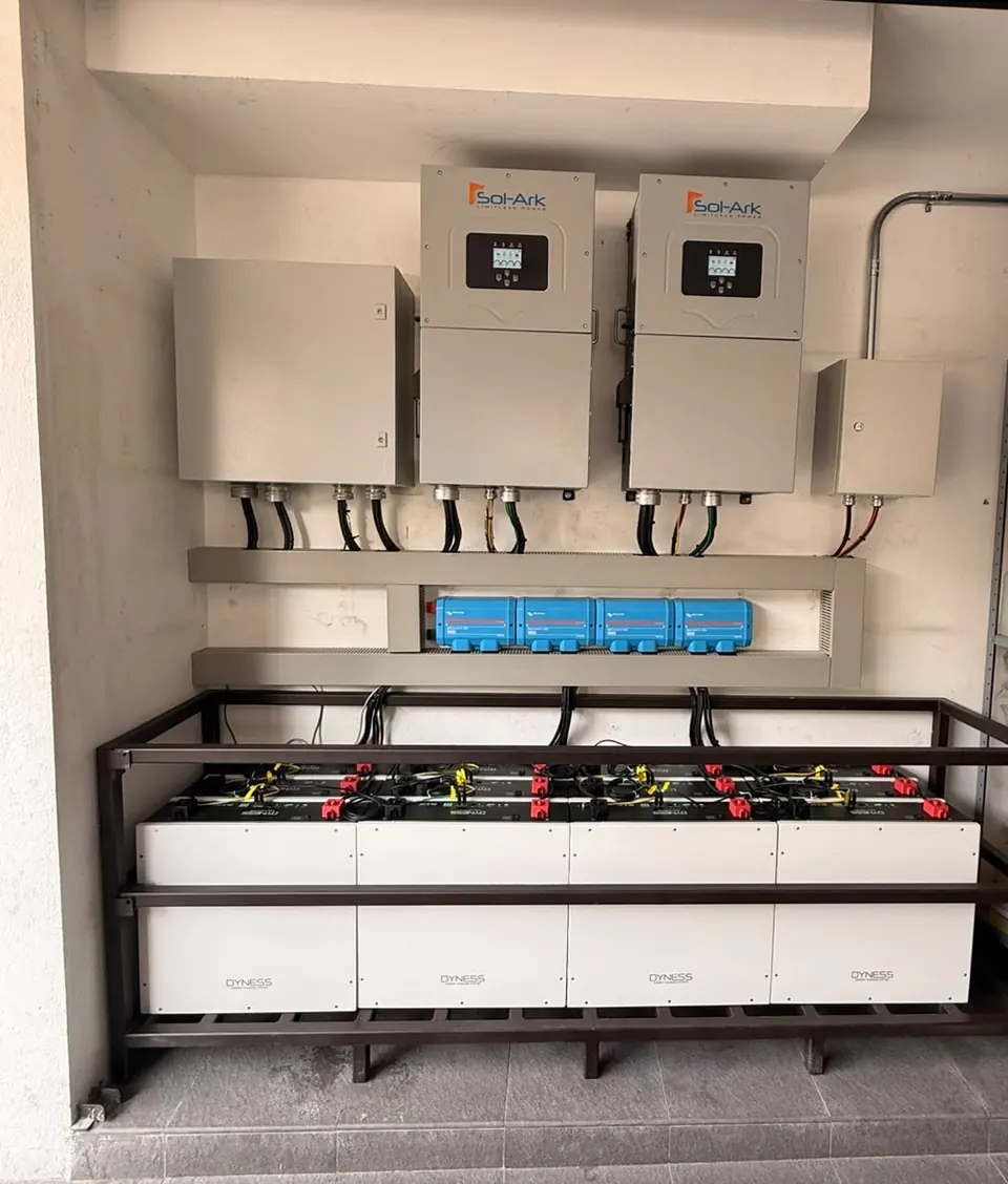 Sistema de respaldo con dos inversores Sol-Ark, cuatro baterías Dyness y equipos Victron
