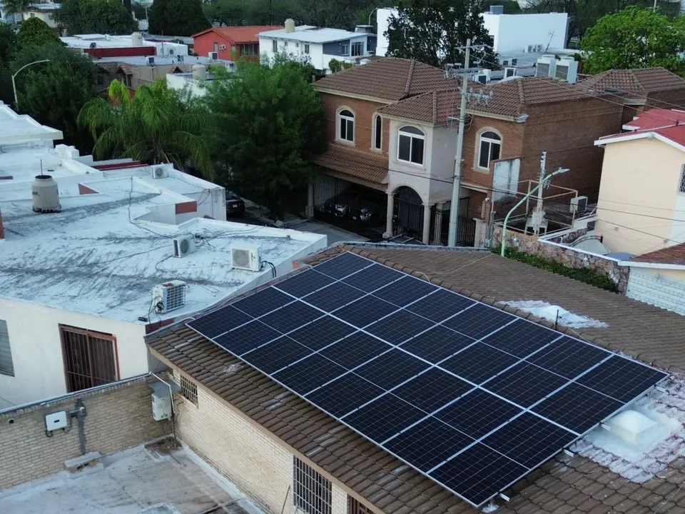 Paneles solares sobre techo de teja en una zona residencial
